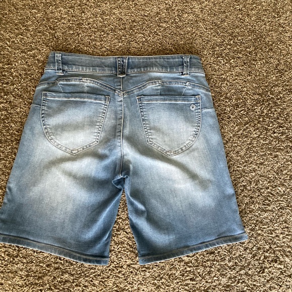 Democracy Absolution Light Wash Distressed Denim Bermuda Shorts Size 4 - Picture 9 of 13